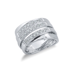 Anillo tipo banda en oro blanco con tres líneas de diamantes
