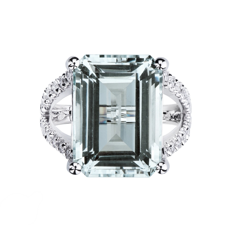 Anillo Oro Blanco 18k con aguamarina rectangular y diamantes laterales