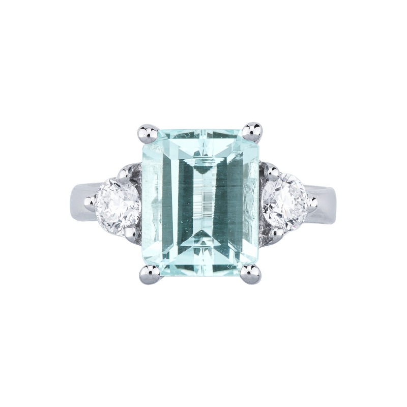 Anillo aguamarina rectangular y diamantes en oro blanco 18k  Anillo aguamarina rectangular y diamantes en oro blanco 18k