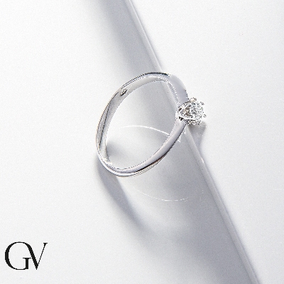 Solitario en oro blanco de 18 kilates con diamante de 0,20 quilates 