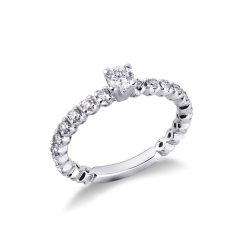 Anillo tipo alianza en oro blanco con diamantes 750