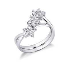 Anillo para mujer en oro blanco 18k con tres flores con diamantes