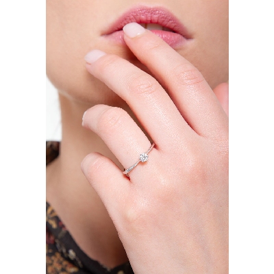 Anillo de compromiso en oro blanco 18 kilates con diamante 0,25 quilates