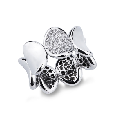 Anillo elástico en oro blanco de 18 quilates con placa central en pavé de diamantes