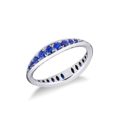 Anillo en oro blanco de 18k con zafiros azules