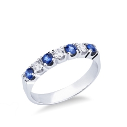 Anillo media alianza en oro blanco 18k con diamantes y zafiros azules