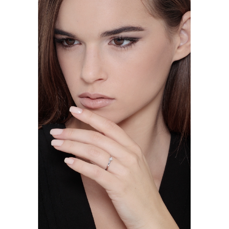 Solitario oro blanco y diamante a bisel 0,10 quilates  Solitario oro blanco y diamante a bisel 0,10 quilates