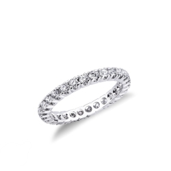 Anillo de eternidad en oro blanco de 18 kilates rodeado de diamantes