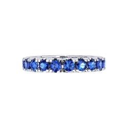 Anillo tipo Eternity en oro blanco con zafiros azules 2