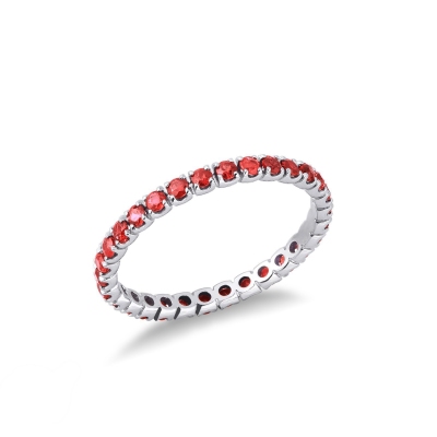 Anillo con banda completa de rubíes en oro blanco de 18 kilates 