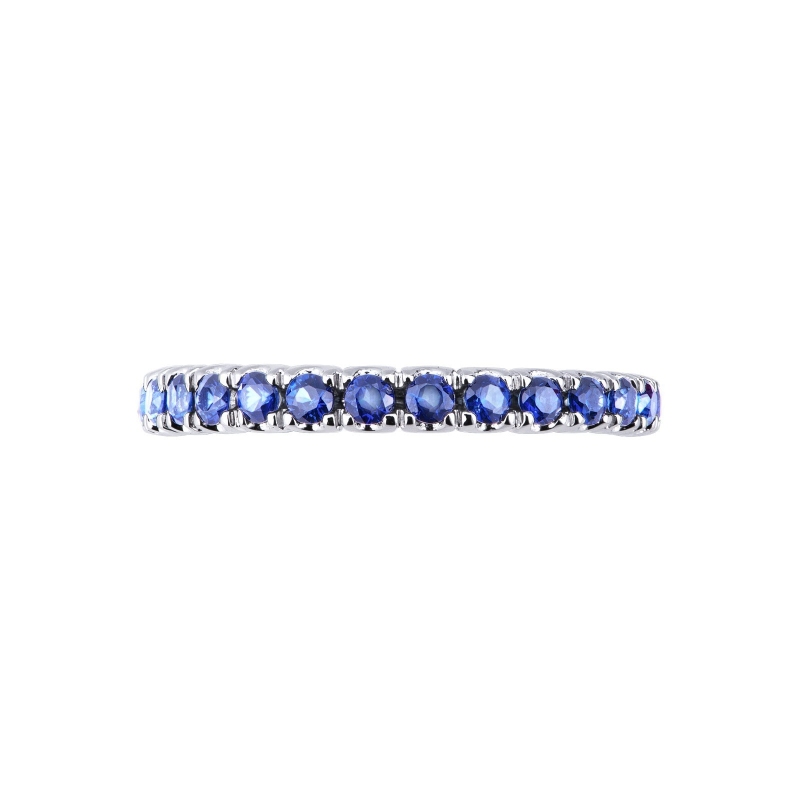 Anillo de eternidad de oro blanco de 18 kilates engastado con zafiros azules  Anillo de eternidad de oro blanco de 18 kilates engastado con zafiros azules