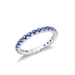 Anillo de eternidad de oro blanco de 18 kilates engastado con zafiros azules