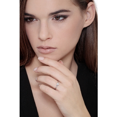 Anillo de compromiso con diamante solitario oro blanco 18k