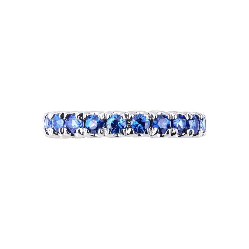 Anillo modelo eternidad con zafiro azul y oro blanco de 18 kilates  Anillo modelo eternidad con zafiro azul y oro blanco de 18 kilates