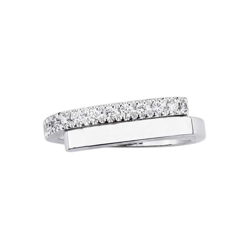 Anillo contrarié de diseño en oro blanco de 18k con diamantes