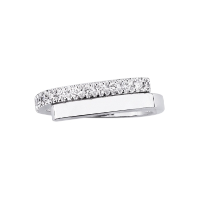 Anillo contrarié de diseño en oro blanco de 18k con diamantes