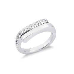 Anillo contrarié de diseño en oro blanco de 18k con diamantes