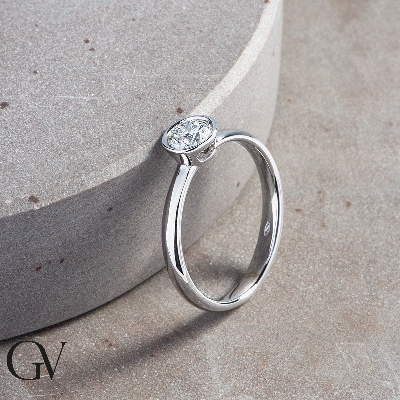 Solitario de oro blanco 18 kilates con diamante a bisel 0,50 quilates 