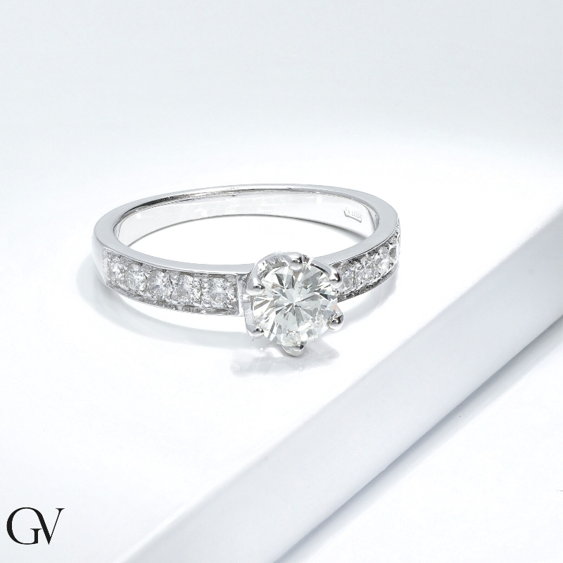 Anillo solitario en oro blanco de 18 quilates con diamante central 0,70 ct Anillo solitario en oro blanco de 18 quilates con diamante central 0,70 ct