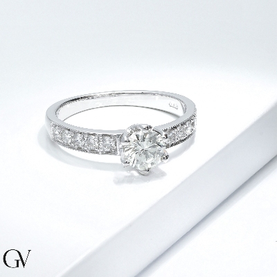 Anillo solitario en oro blanco de 18 quilates con diamante central 0,70 ct