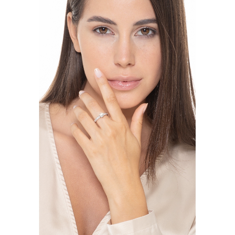 Anillo solitario en oro blanco de 18 quilates con diamante central 0,70 ct Anillo solitario en oro blanco de 18 quilates con diamante central 0,70 ct