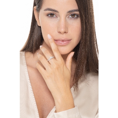 Anillo solitario en oro blanco de 18 quilates con diamante central 0,70 ct