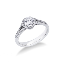 Anillo solitario con diamante central de 0,50 quilates engastado con diamante
