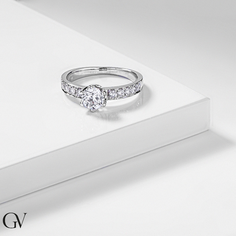 Solitario en oro blanco de 18 quilates con diamante central  0,80 ct Solitario en oro blanco de 18 quilates con diamante central  0,80 ct