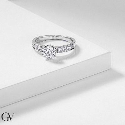 Solitario en oro blanco de 18 quilates con diamante central  0,80 ct