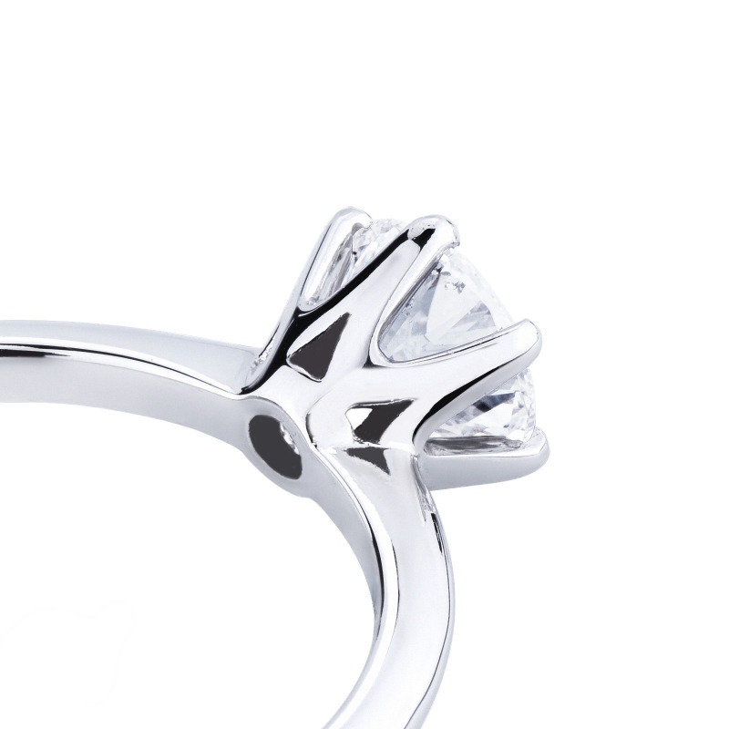 Anillo solitario de seis garras en oro 18 quilates con diamante ct. 0,90 Anillo solitario de seis garras en oro 18 quilates con diamante ct. 0,90
