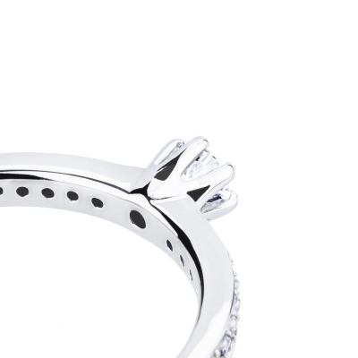 Anillo solitario en oro blanco 18ct con 6 garras y diamantes en el engaste