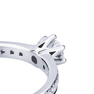 Anillo solitario en oro blanco 18 ct con diamante central 0,40 ct