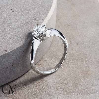 Solitario mujer en oro blanco de 18kt con diamante de 0,70 quilates