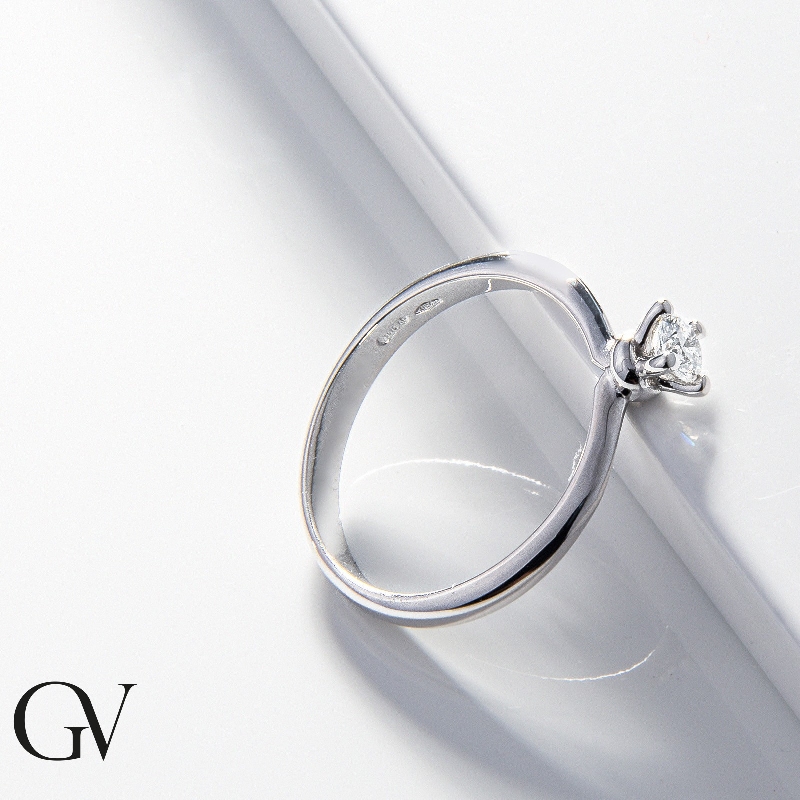 Solitario con diamante de 0,20 quilates y oro blanco de 18 kilates