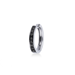 Pendiente mono con aro en oro blanco de 18k con diamantes negros y puntas brunidas