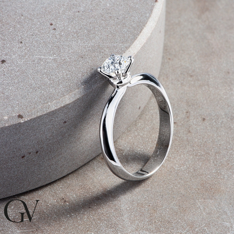Anillo de compromiso en oro blanco de 18 kilates con diamante de 0,70 quilates Anillo de compromiso en oro blanco de 18 kilates con diamante de 0,70 quilates