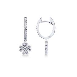 Pendientes en oro blanco de 18k con colgantes de trebol y diamantes