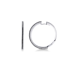 Aros en oro blanco de 18 quilates con diamantes negros