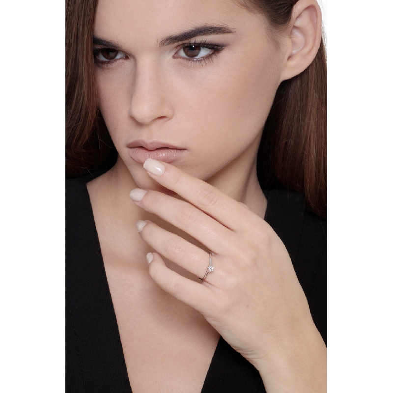 Anillo solitario de oro blanco de 18 kilates con un diamante de 0,20 quilates 