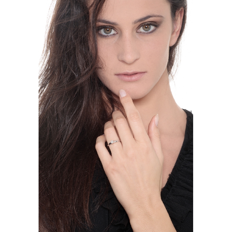 Alianza en oro blanco de 18 kilates con diamante de 0,25 quilates Alianza en oro blanco de 18 kilates con diamante de 0,25 quilates