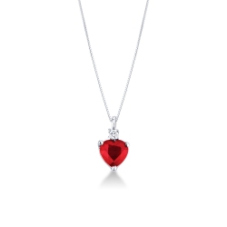 Collar en oro blanco de 18k con rubí tallado en forma de corazón y diamante