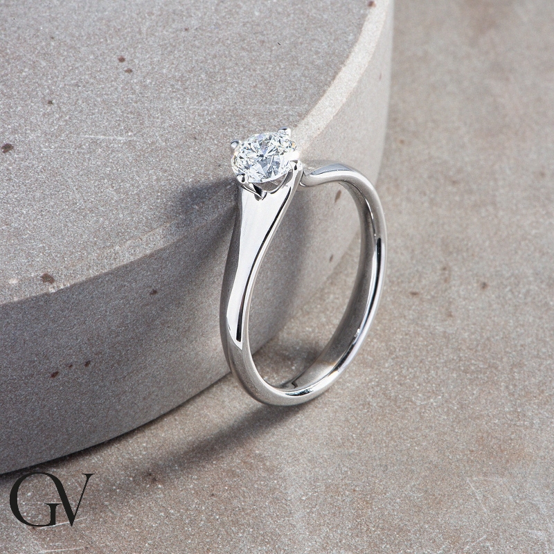 Solitario en oro blanco de 18 kilates con diamante de 0,70 quilates  Solitario en oro blanco de 18 kilates con diamante de 0,70 quilates