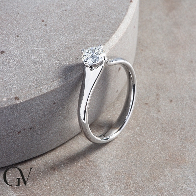 Solitario en oro blanco de 18 kilates con diamante de 0,70 quilates 