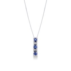 Collar en oro blanco 18 quilates con colgante trilogía en zafiros azules y diamantes