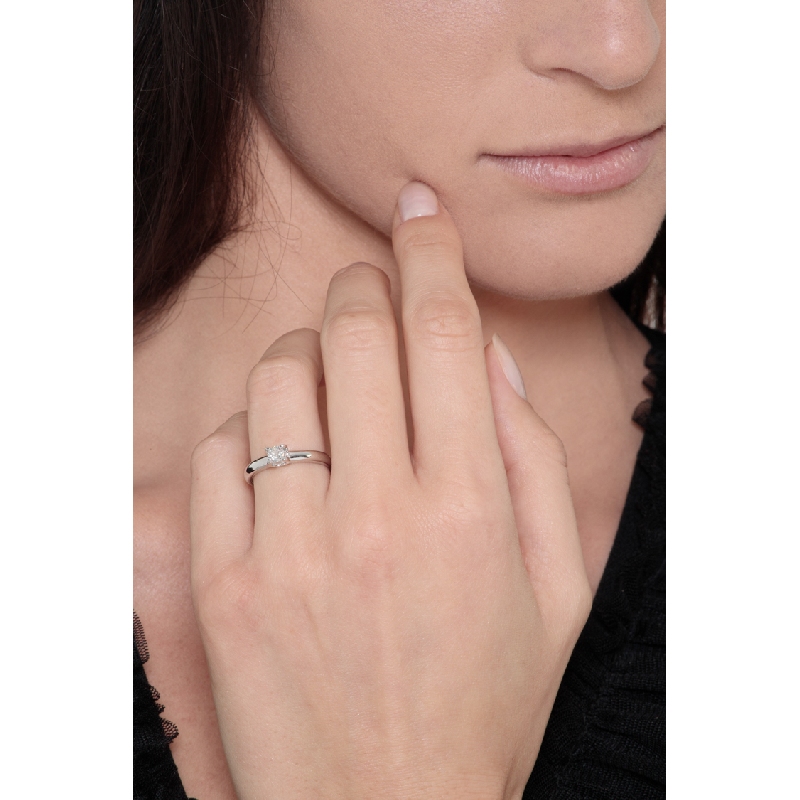 Solitario con 4 garras en oro blanco de 18 kilates con diamante de 0,25 ct Solitario con 4 garras en oro blanco de 18 kilates con diamante de 0,25 ct