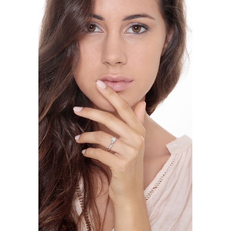 Solitario de oro blanco de 18 kilates con diamante de 0,40 quilates Solitario de oro blanco de 18 kilates con diamante de 0,40 quilates