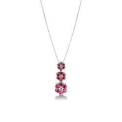 Collar trilogy en oro blanco 18k con tres flores rubies