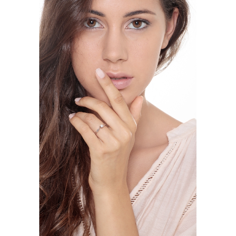 Anillo solitario en oro blanco de 18 kilates con diamante 0,15 quilates  Anillo solitario en oro blanco de 18 kilates con diamante 0,15 quilates