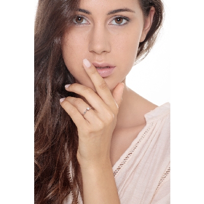 Anillo solitario en oro blanco de 18 kilates con diamante 0,15 quilates 