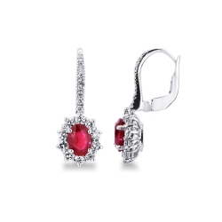 Pendientes halo de diamantes en oro blanco de 18k con rubí